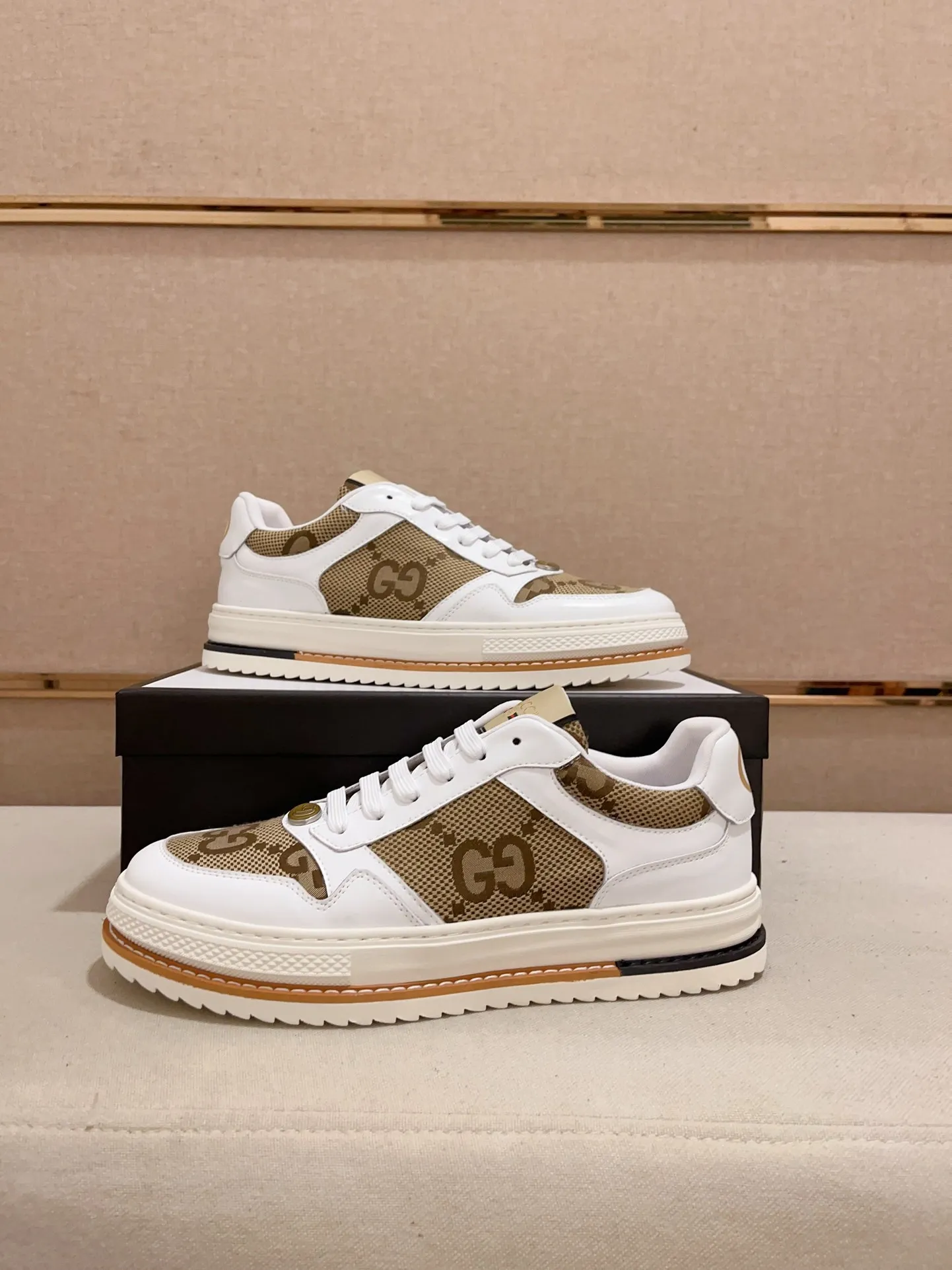 Men's shoes💰 420💰【gucci】Gucci men's latest series of casual shoes! The official website is built 1:1. The upper is made of imported high-quality cowhide, and the lining is made of high-quality sheepskin, which is soft and comfortable. Picky selection of materials and exquisite workmanship give you the best enjoyment. Number of yards: 38-44 yards. (Can be customized for 45 non-refundable)